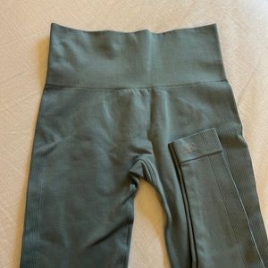 SET ACTIVE x Madelyn Cline Leggings. Size small.